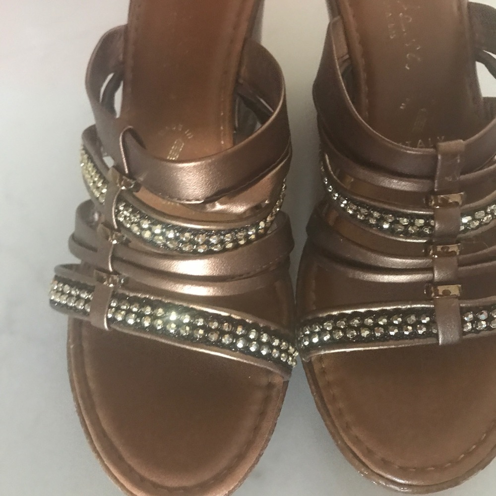 Super cute brown made in Italy bronze wedges